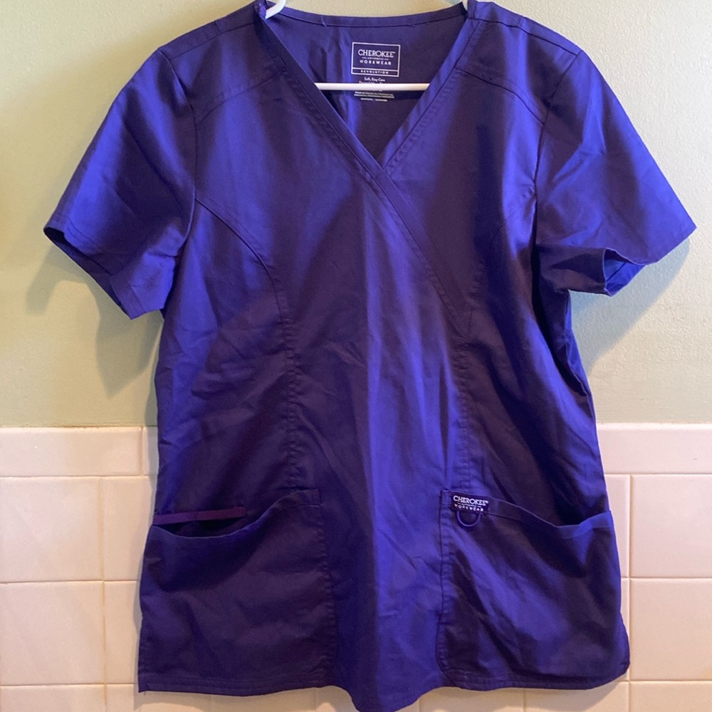 🌺 Cherokee top scrub size m